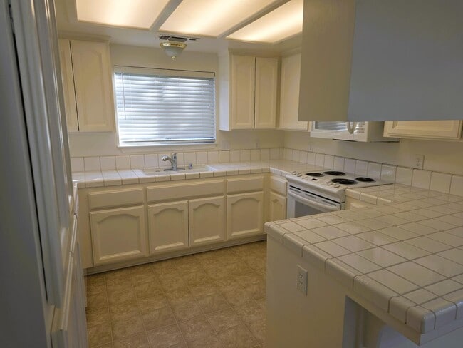 Photo - 832 Burlingame Ave