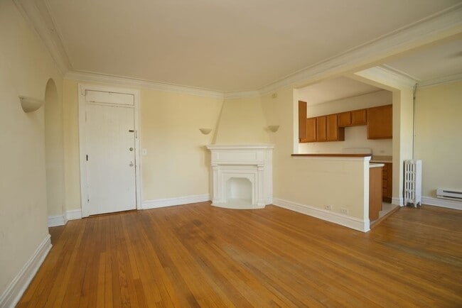 Building Photo - 808 Green Bay Rd Unit J00P