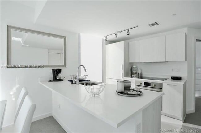 Building Photo - 501 NE 31st St Unit 501 NE 31st St 1208