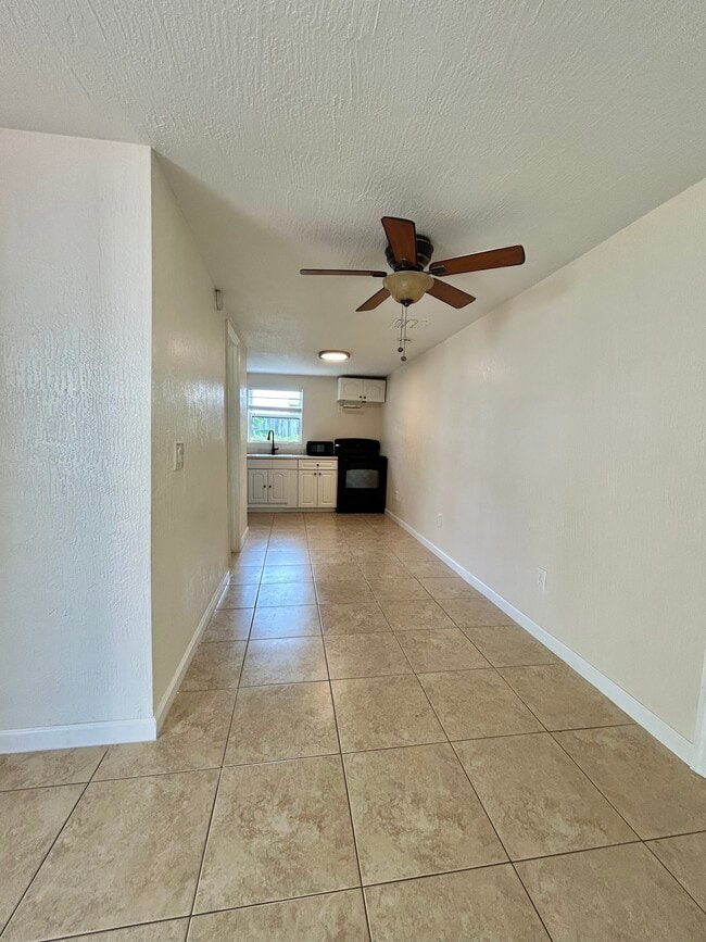 Sala de estar - 4221 SW 36th St Unidad Back