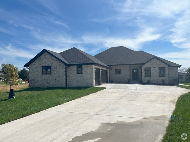 Building Photo - Beautiful BRAND-NEW 4 bedroom, 2 bath home...