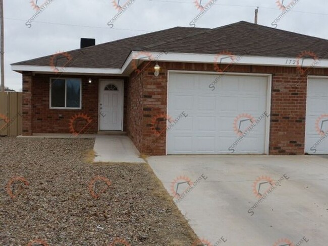 Spacious 2 bedroom 2 bath Duplex. - Spacious 2 bedroom 2 bath Duplex. House