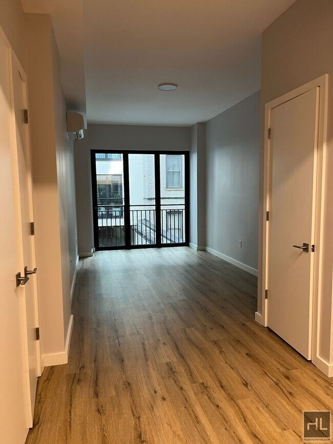 LEASE-BREAK!!! Spacious STUDIO apartment i... - LEASE-BREAK!!! Spacious STUDIO apartment i... Unit 2G
