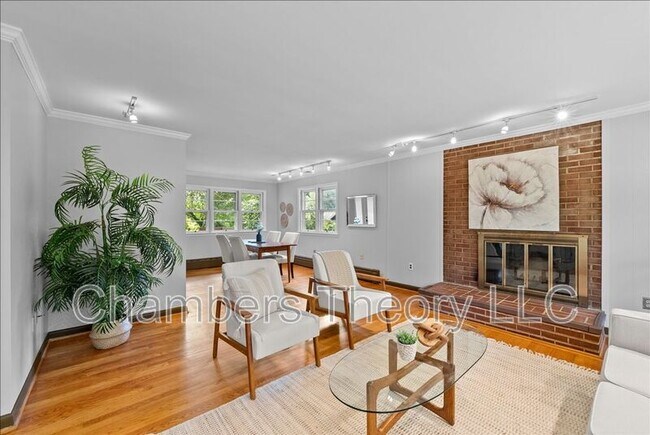 Photo - 3035 Hazelton St