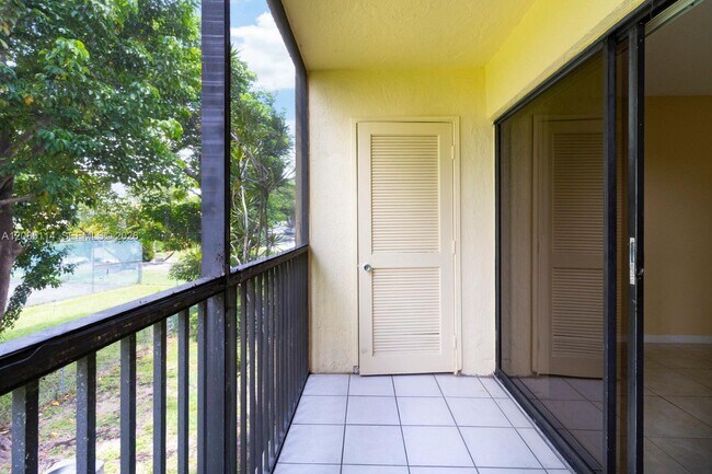 9022 NW 28th Dr Unit 2-307