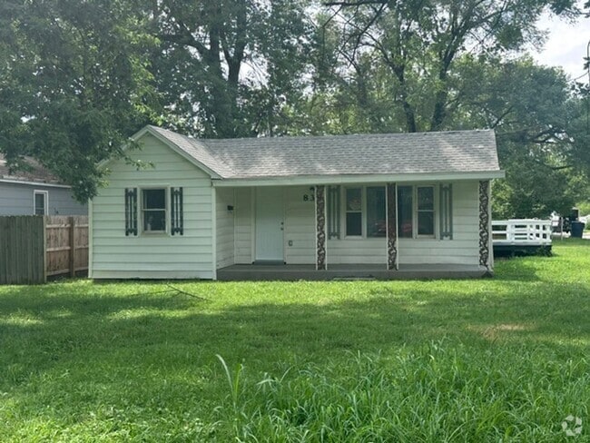 Building Photo - 3 Bed 2 Bath Fully Remodeled Home