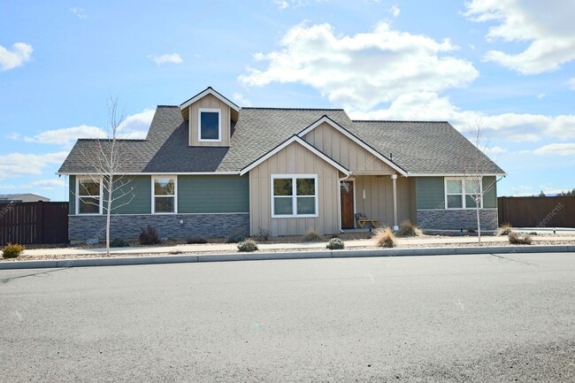 Building Photo - **Unfurnished** Single-level 3 BR-2BA Home with Mountain Views