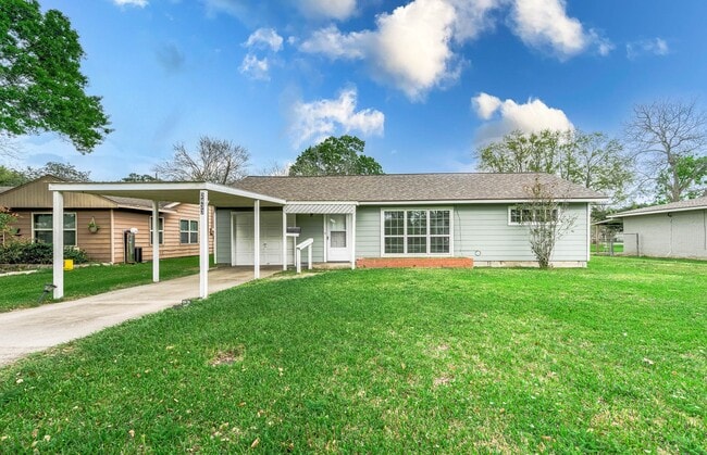 Building Photo - 2433 S Austin Ave