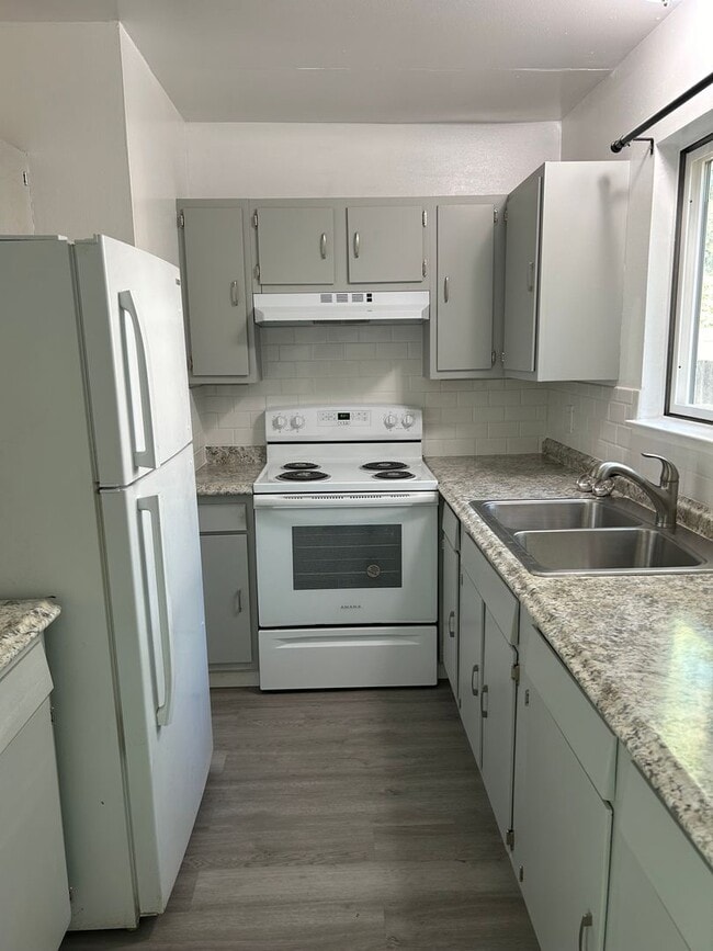 Building Photo - 3685 Tamarack Ave Unit 2