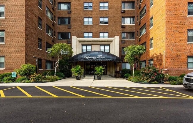 Building Photo - 11720 Edgewater Dr Unit Apt. 417