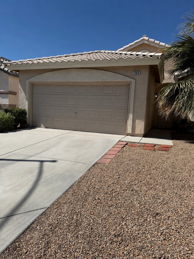 Building Photo - Immaculate Gated 3 bed 2 bath