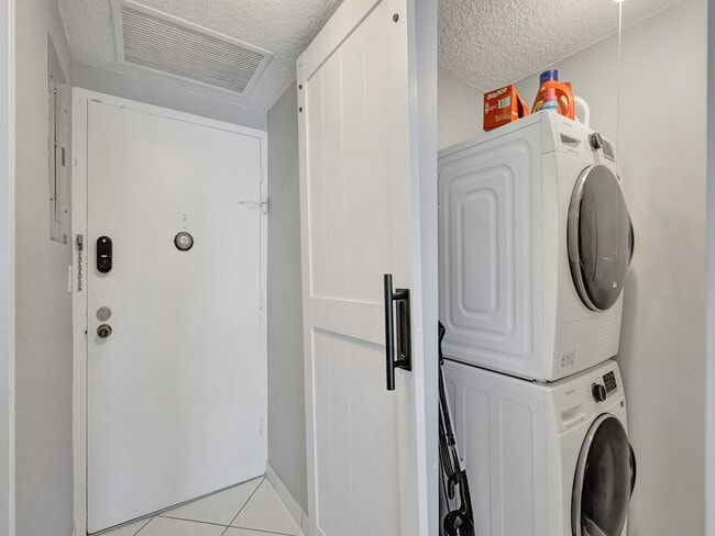 Building Photo - 3725 S Ocean Dr Rental