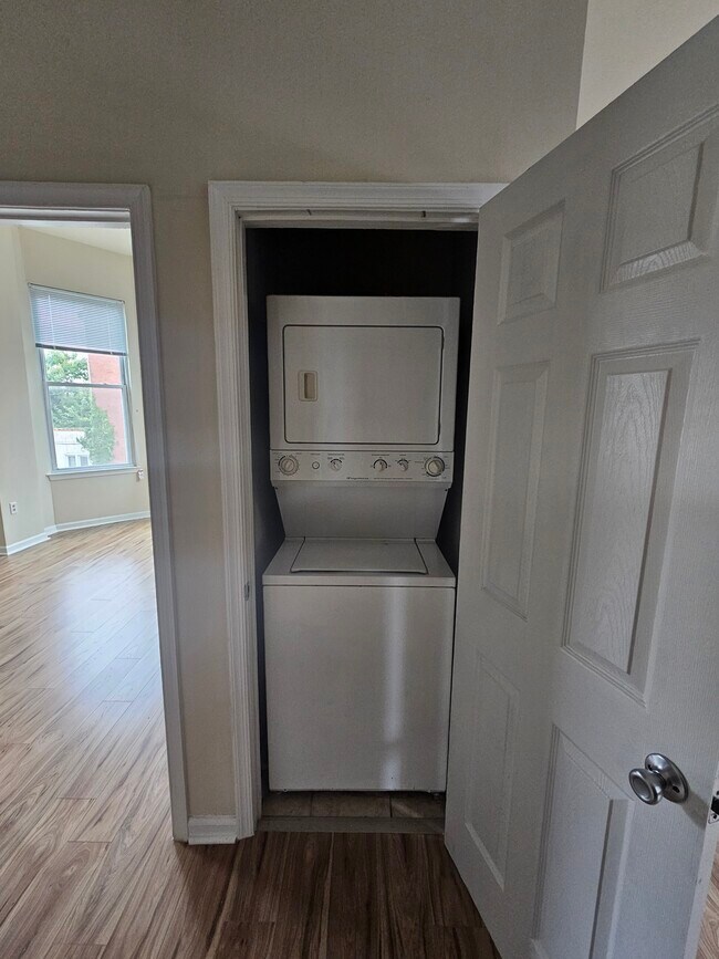 Washer/Dryer - 1012 W Lafayette Ave Unidad 2F