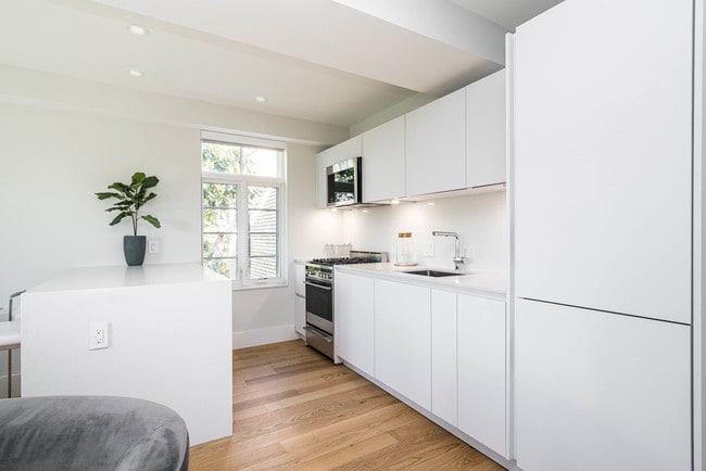 open kitchen with high end appliances and a breakfast bar