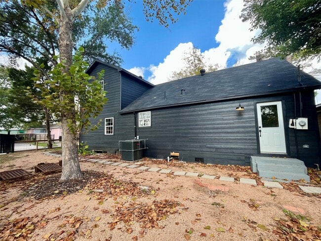 Photo - 302 Moody St