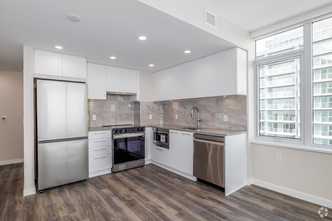 2BR, 2BA - 790SF - Kitchen
