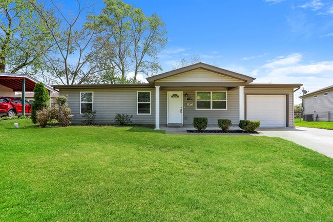 Building Photo - Fantastic 3bd/2ba home! Coming soon!