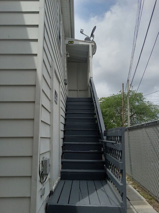 Building Photo - 26-28 E Pine St. Unit 26.5 Pine St. (Upstairs)