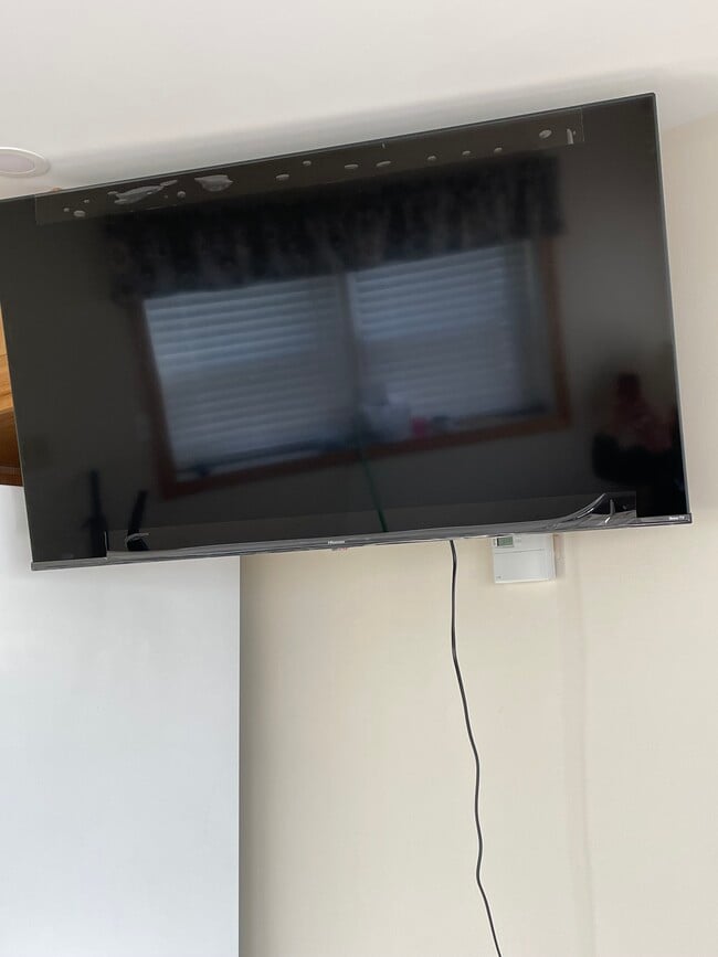 Televisor inteligente Roku de 55" con soporte de pared articulado, para que puedas ver la televisión desde el sofá o la mesa del comedor - 6030 NY-23 Unidad SS103