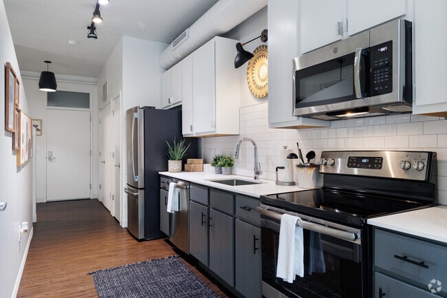 1BR, 1BA - 745SF - PERSHING - Kitchen