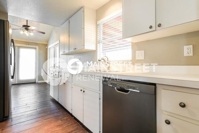 Photo - 3 Bedroom Pet-Friendly Home in SARASOTA, FL with Main Street Renewal