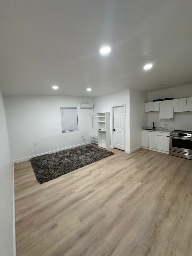 Photo - 170 Penn Way Unit MODERN- RENOVATED