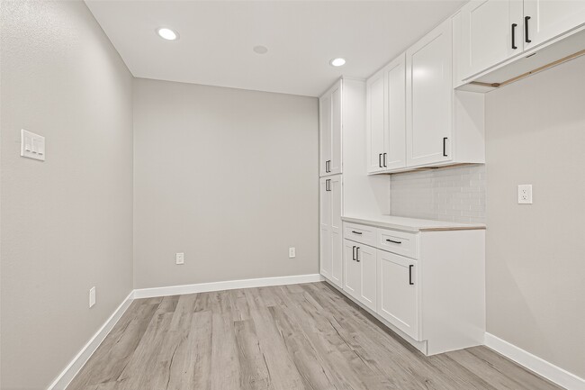 Building Photo - 10531 Royal Oaks Dr