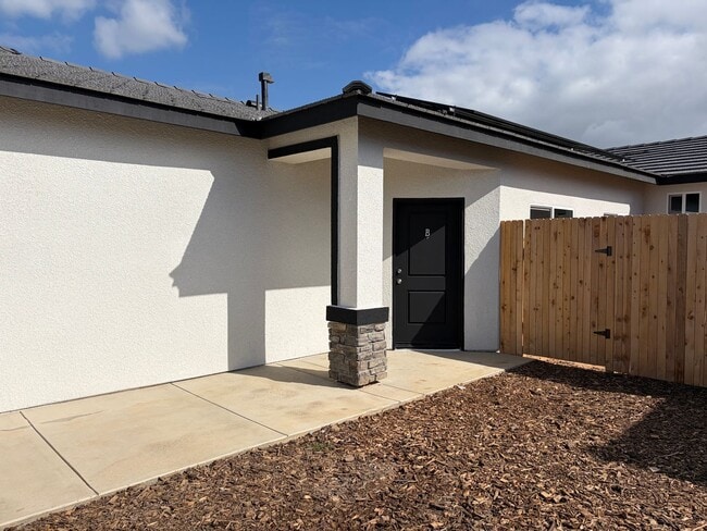 Building Photo - 6007 Cougar Trl Unit B