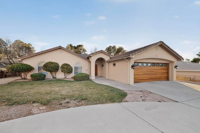 Building Photo - FOUR HILLS Executive Rental 4/5 BD 4/BA