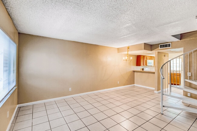 Photo - La Vista Oaks Apartments