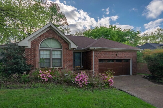 Building Photo - 3 bd/2bth w/fenced in yard, 15 min from do... Rental