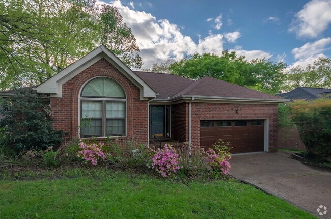 Building Photo - 3 bd/2bth w/fenced in yard, 15 min from do... Rental