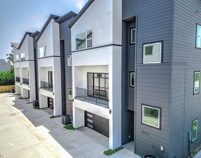 Building Photo - 3209 St Emanuel St