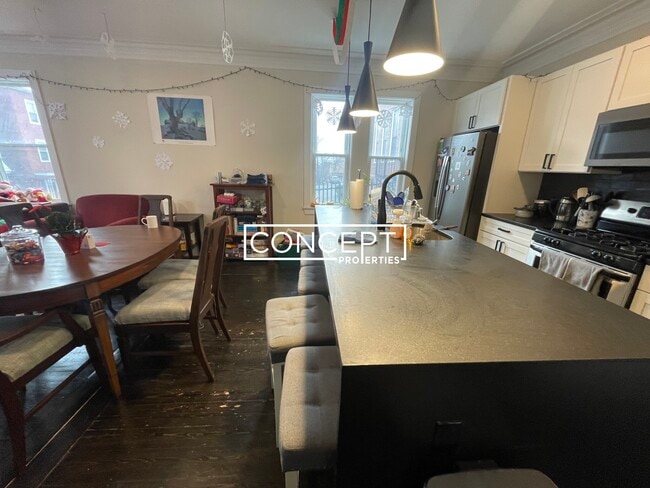 Photo - 839 Parker St