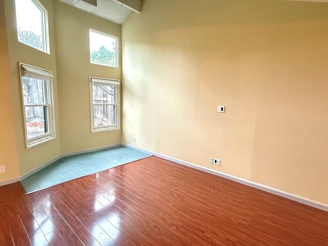Photo - $3490 -- Beautifully Upgraded 3BR Townhome in Northgate