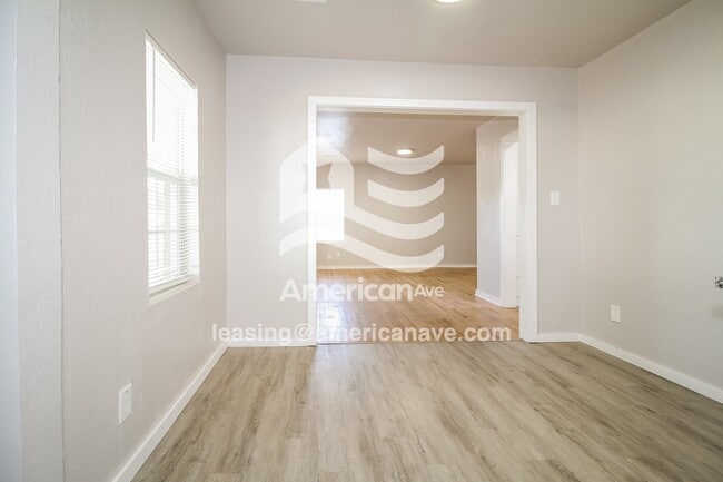 206 W Kittyhawk Dr