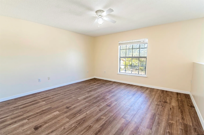 Photo - 120 King Arthur Ct House