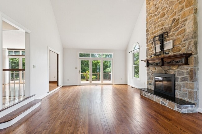 Photo - 1720 Honeysuckle Ln