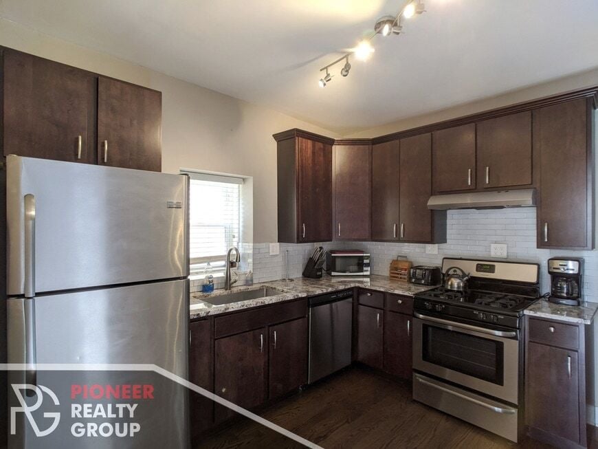 Photo - 1911 W Addison St (Chicago, IL)
