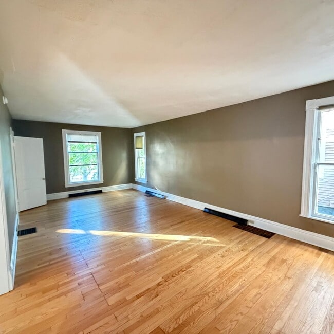 Building Photo - Spacious 4 Bedroom in Heritage Hill!