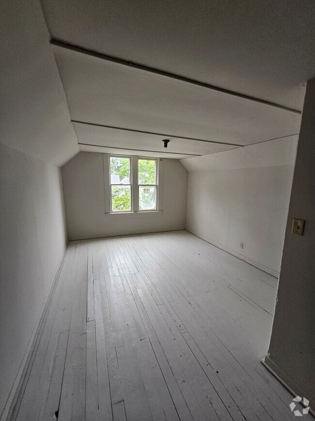 Building Photo - 4 bed 1 bath home