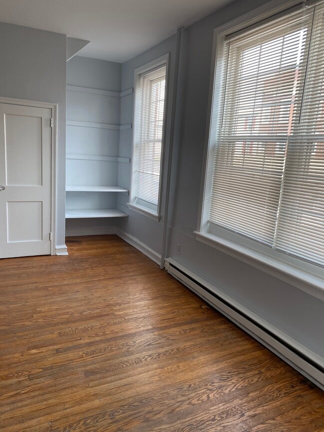 Se está instalando un armario de almacenamiento y estanterías adicionales en la sala de estar. - 114 E Main St Unidad #1