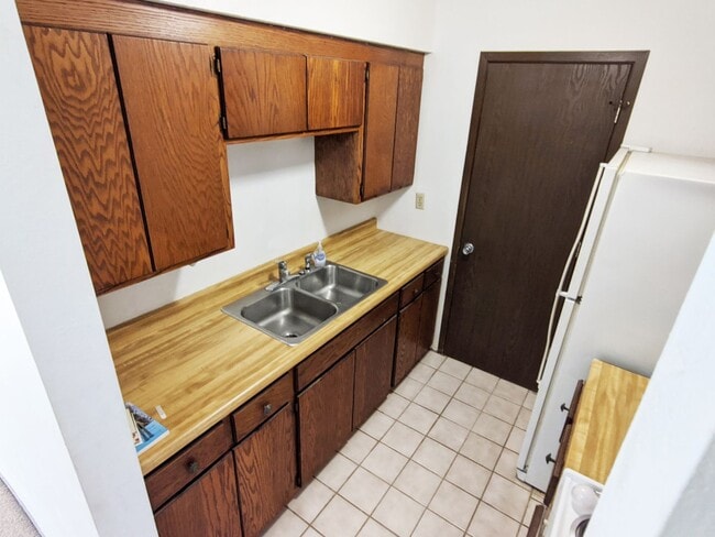 Building Photo - 1 Bedroom 1 bathroom apartment on the seco... Unit RHS LONS-#13