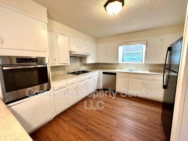 Photo - 1400 Royal Oaks Dr