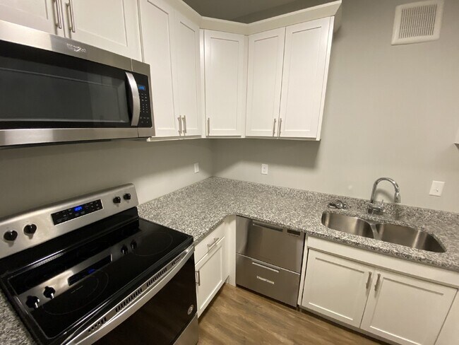 Photo - Modern Comfort Meets Urban Convenience in Longfellow! Unidad C