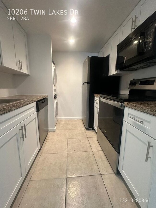 Building Photo - 10206 Twin Lakes Dr