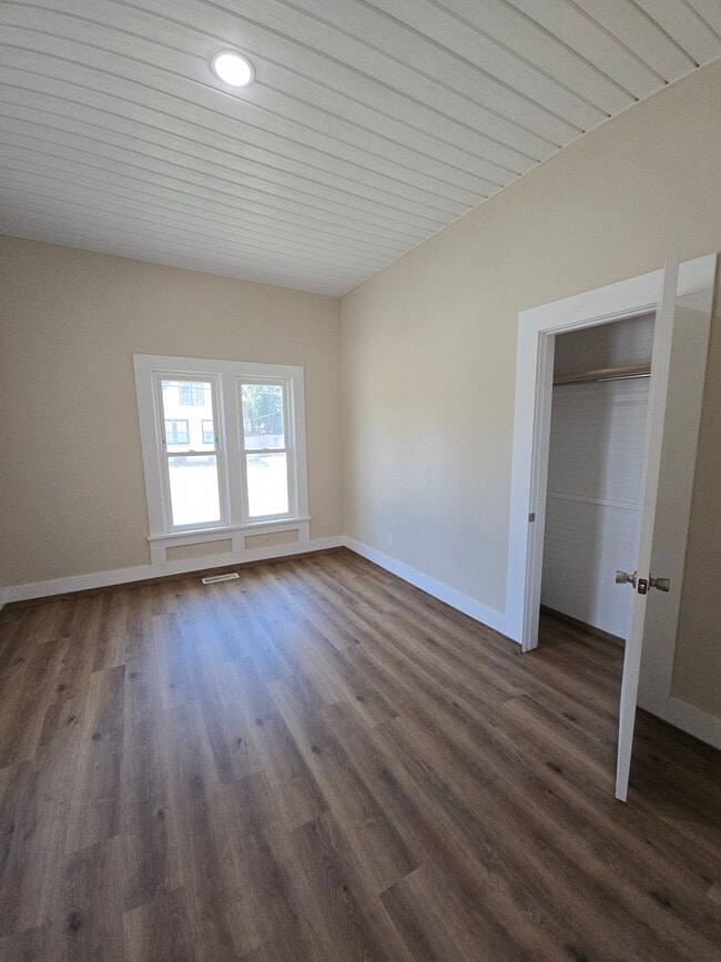 Primer dormitorio Este - 320 Chautauqua Ave Unidad Main house