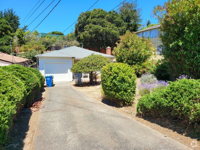 Building Photo - Single Story Home Located in the hills of ...