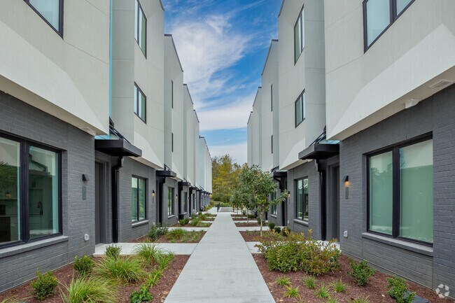 Flats at Donelson Plaza