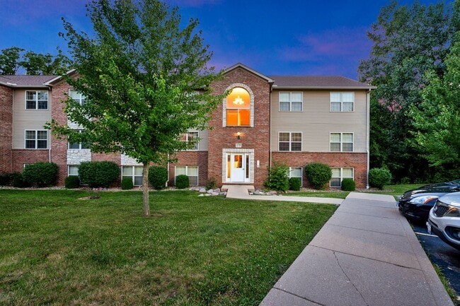 Building Photo - 2 Bedroom/2 Bathroom Oakridge Apartments U... Unit 2720-11